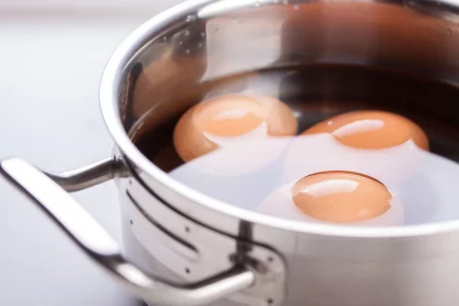 Os ovos devem ser cozinhados em um recipiente separado.
