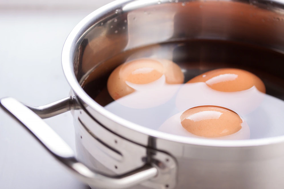 Os ovos devem ser cozinhados em um recipiente separado.